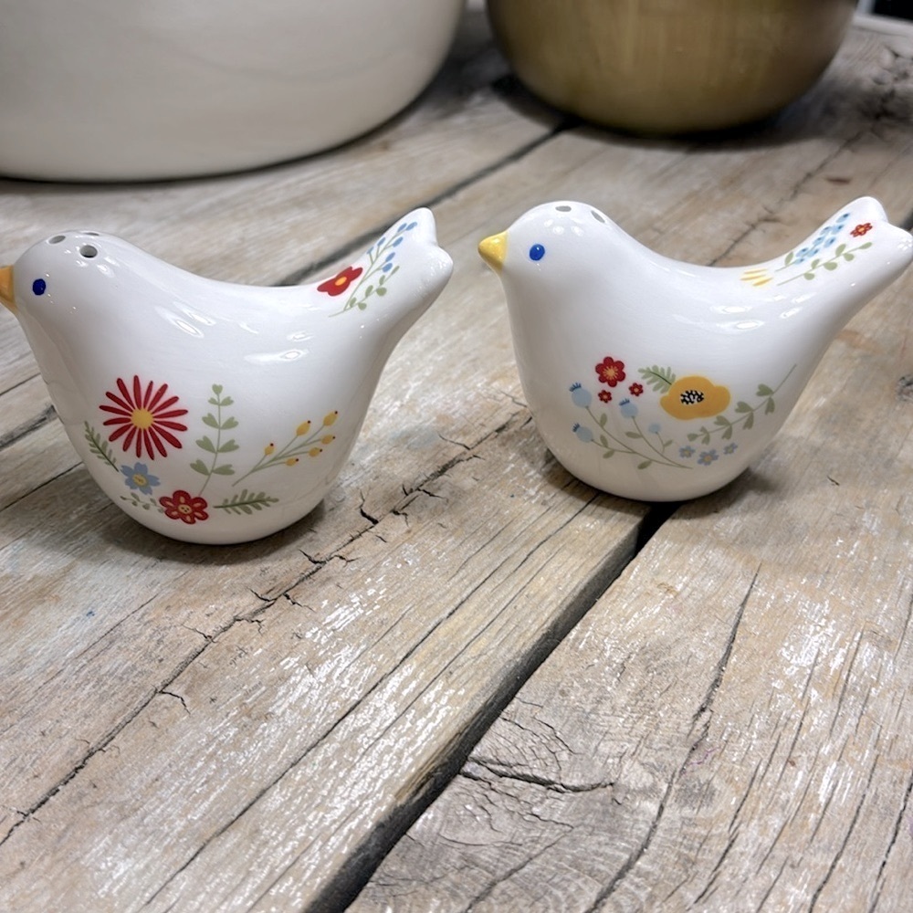 NWT Scattered Petals Salt | Pepper Shakers. 2.75”T Whimsical Bird | Floral - Picture 7 of 8
